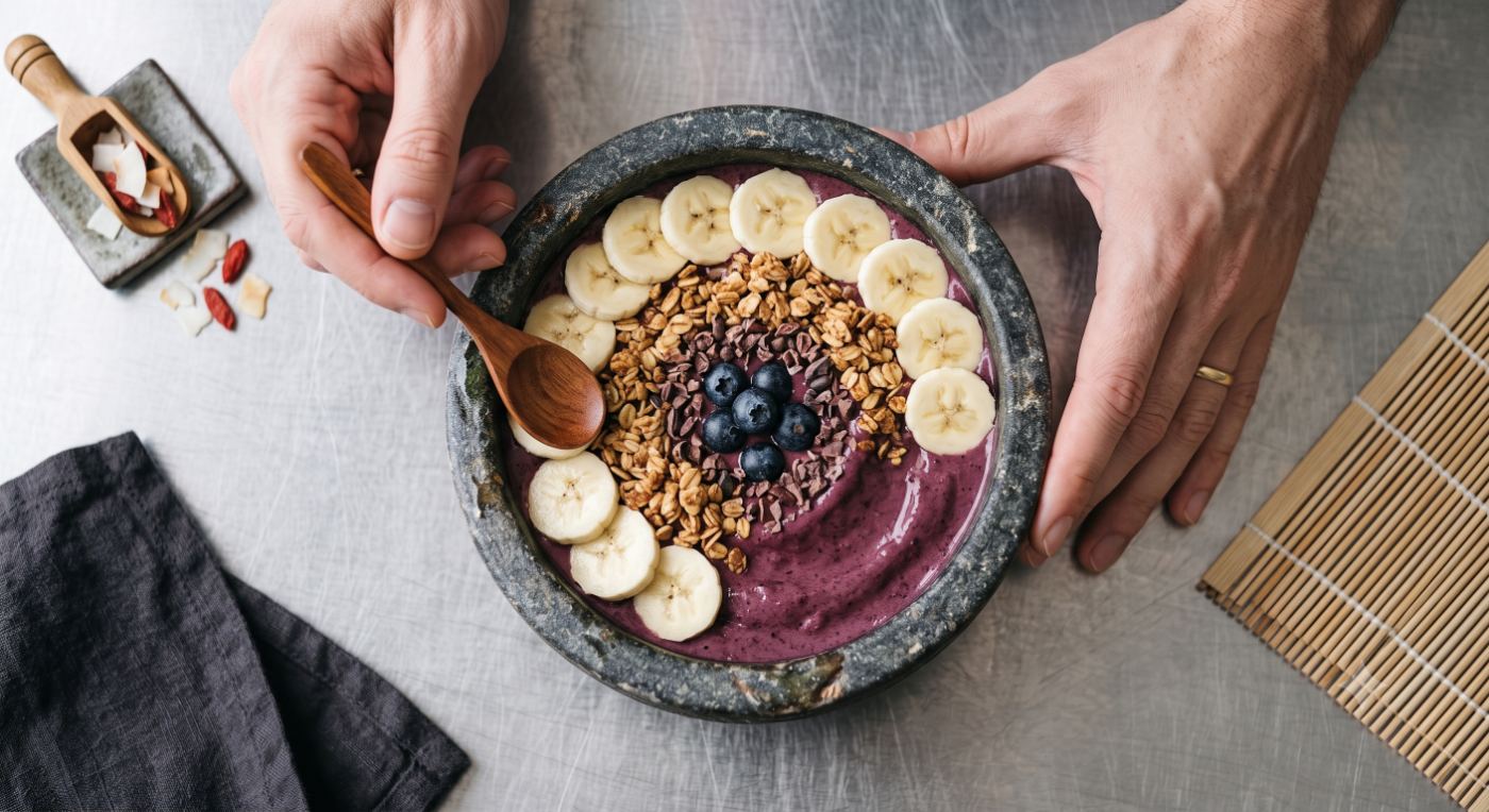 Açaí Bowl mit Banane, Granola und Blaubeeren