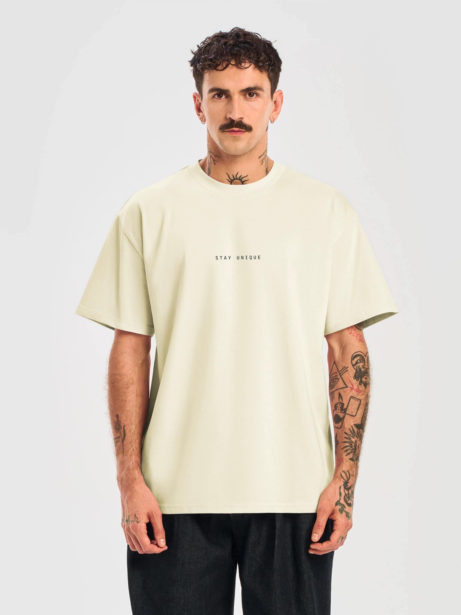 STAY UNIQUE Tee Creme — Front