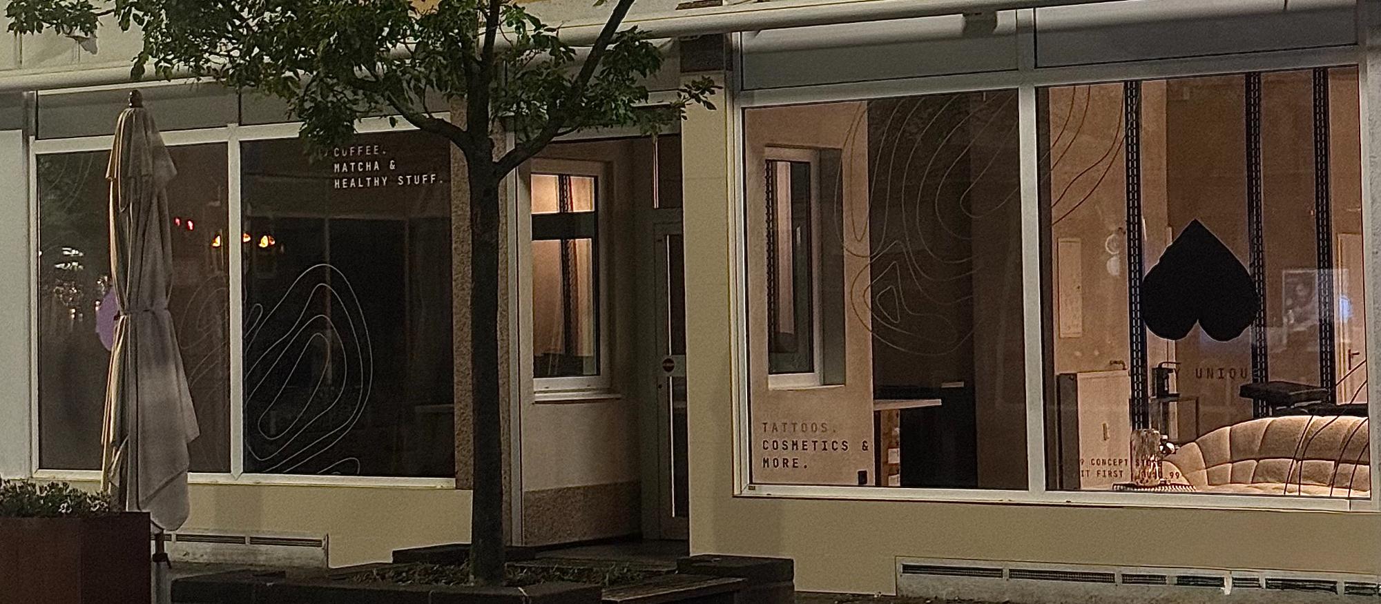 UNQ99 Schaufenster bei Nacht